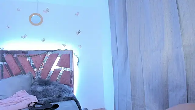 Ella Lenox online show from 12.17.25