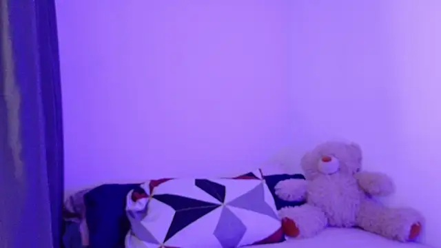 Snapshot of nudesketch1 chatting on 10.18.25 nudesketch1 online show from 10.18.25