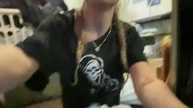 Snapshot of sweetceeme chatting on 10.27.25 sweetceeme online show from 10.27.25