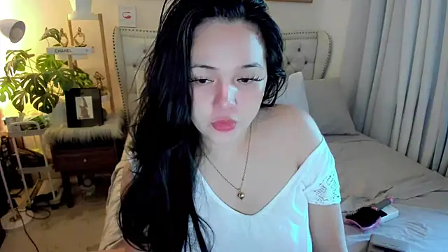 Snapshot of SweetHoney369 chatting on 10.15.25 SweetHoney369 online show from 10.15.25