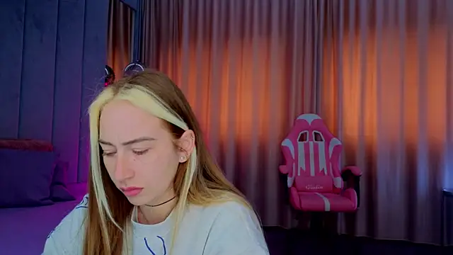 Reina Cummings online show from 11.06.25