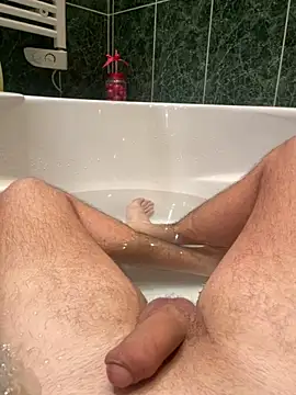 Snapshot of maxxoulax chatting on 12.14.25 maxxoulax online show from 12.14.25