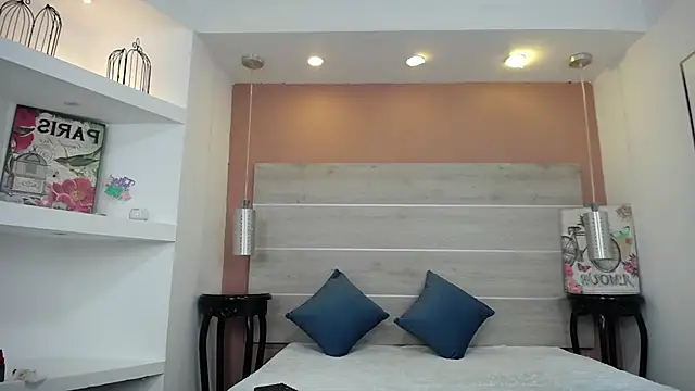 Snapshot of AlexandraCambell chatting on 10.27.25 AlexandraCambell online show from 10.27.25