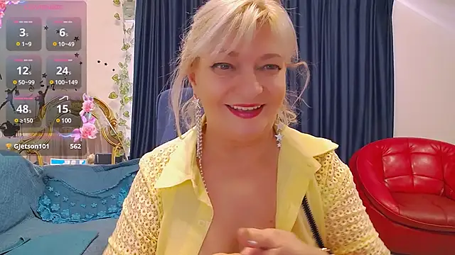 Snapshot of HypnotikCate chatting on 01.17.25 HypnotikCate online show from 01.17.25