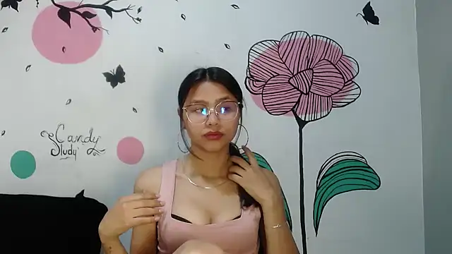 Snapshot of SofieLove_01 chatting on 10.15.25 SofieLove 01 online show from 10.15.25