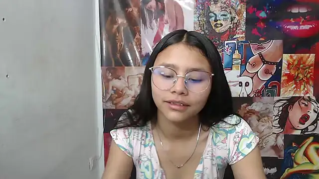 Snapshot of SofieLove_01 chatting on 10.20.25 SofieLove 01 online show from 10.20.25