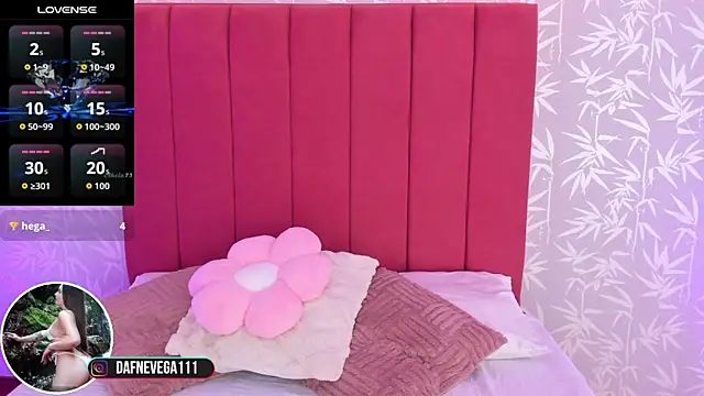 Snapshot of DafneVega chatting on 09.17.25 DafneVega online show from 09.17.25