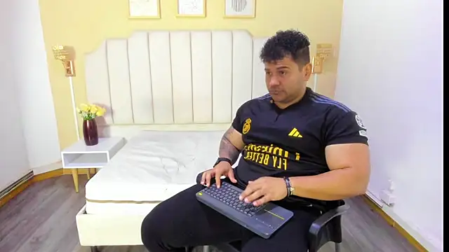 Snapshot of michael_hill1 chatting on 10.04.25 michael hill1 online show from 10.04.25