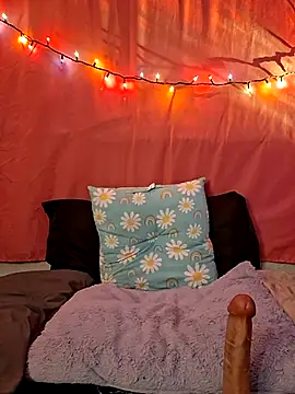 Snapshot of PeachyAriel chatting on 10.13.25 PeachyAriel online show from 10.13.25