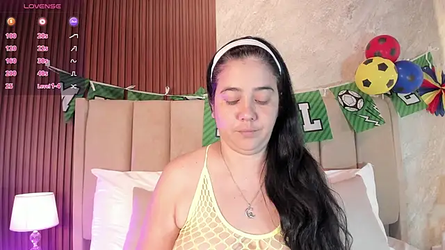 Snapshot of _Cris_Spicy_ chatting on 06.17.26 Cris Spicy online show from 06.17.26