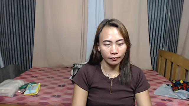 Snapshot of joanpetite chatting on 10.12.25 joanpetite online show from 10.12.25