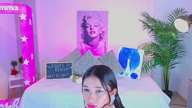 Snapshot of LUNAA___ chatting on 05.05.26 LUNAA online show from 05.05.26
