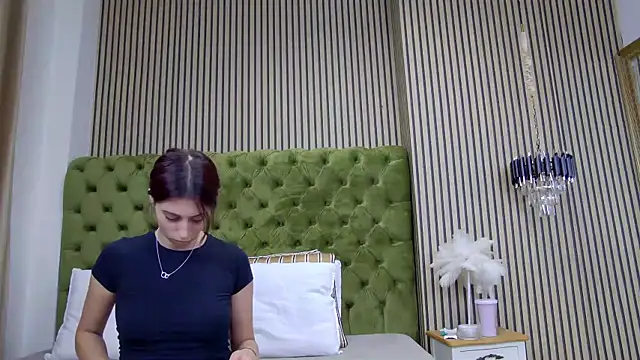 Snapshot of LunaHart chatting on 10.18.25 LunaHart online show from 10.18.25
