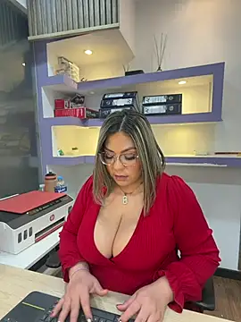 Snapshot of isabella_horney_ chatting on 05.24.26 isabella horney online show from 05.24.26
