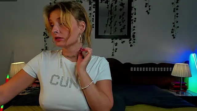 Ariana Spring online show from 09.10.25