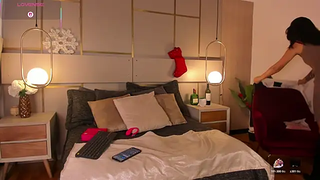 Lina Montclair online show from 12.17.25