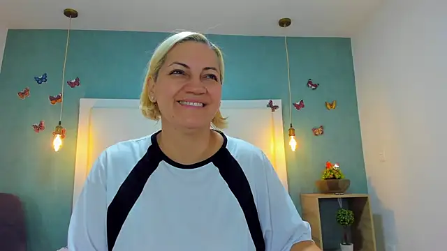 Snapshot of Heidy_milf chatting on 10.08.25 Heidy milf online show from 10.08.25