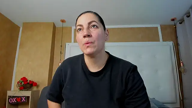Snapshot of Heidy_milf chatting on 06.19.26 Heidy milf online show from 06.19.26
