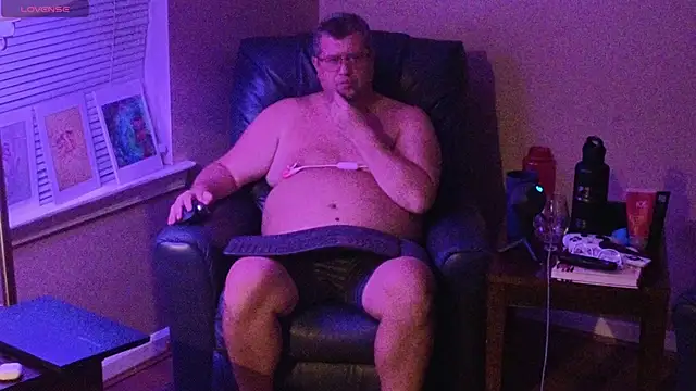 Snapshot of Single_White_Male chatting on 10.02.25 Single White Male online show from 10.02.25