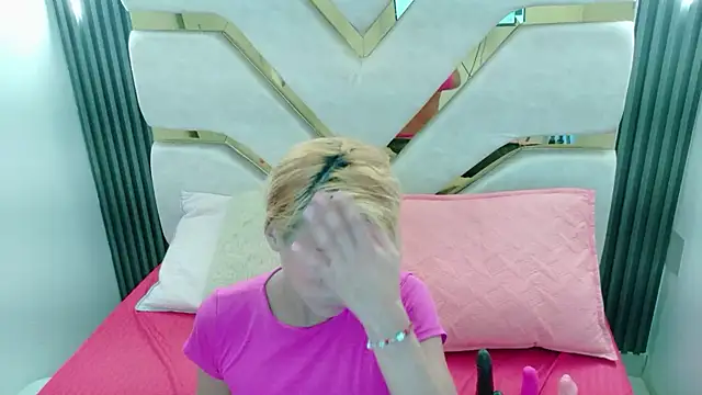 Snapshot of charlotte_phaeton chatting on 02.18.26 charlotte phaeton online show from 02.18.26