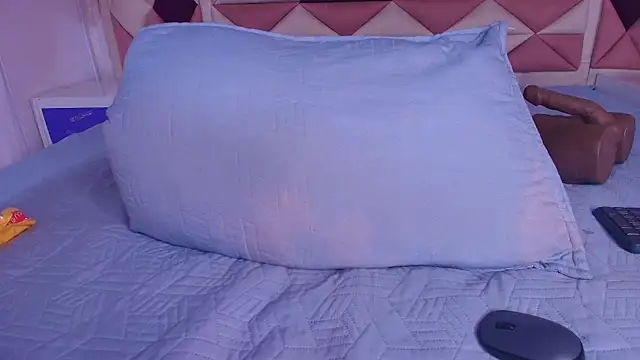 Snapshot of valecastro_ chatting on 09.11.25 valecastro  online show from 09.11.25