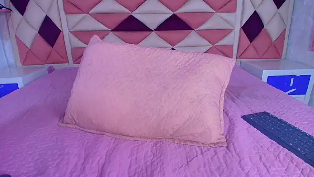 Snapshot of valecastro_ chatting on 09.13.25 valecastro  online show from 09.13.25