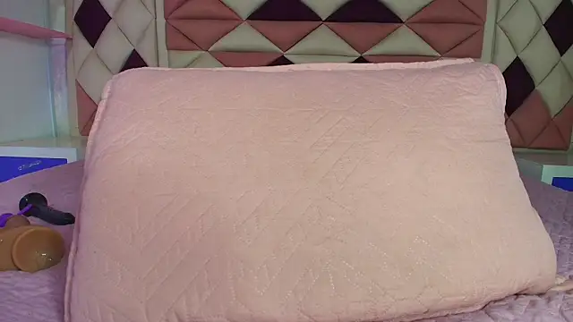 Snapshot of valecastro_ chatting on 10.03.25 valecastro  online show from 10.03.25