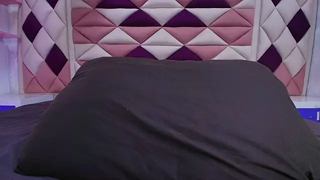 Snapshot of valecastro_ chatting on 10.08.25 valecastro  online show from 10.08.25