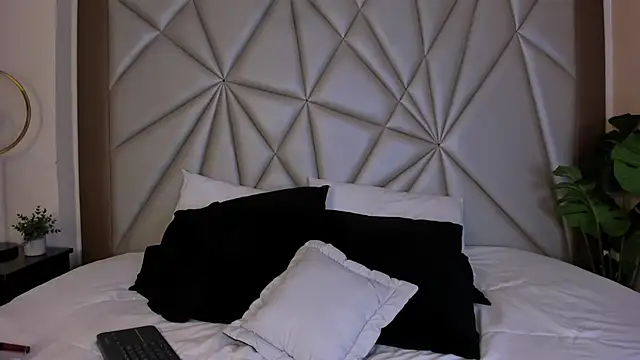 Snapshot of MeganHoffmaan chatting on 11.19.25 MeganHoffmaan online show from 11.19.25