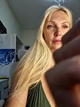 Snapshot of Monna chatting on 06.22.26 Monna online show from 06.22.26