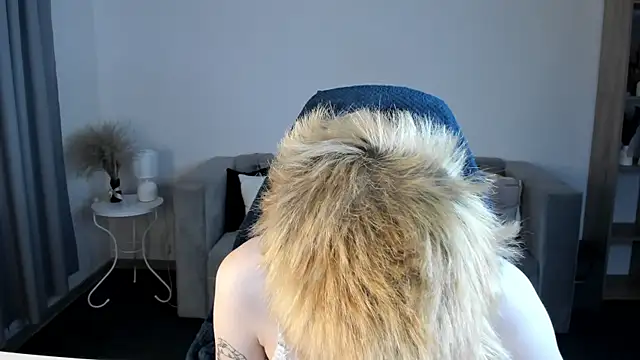 Snapshot of CarolineRichter chatting on 09.21.25 CarolineRichter online show from 09.21.25