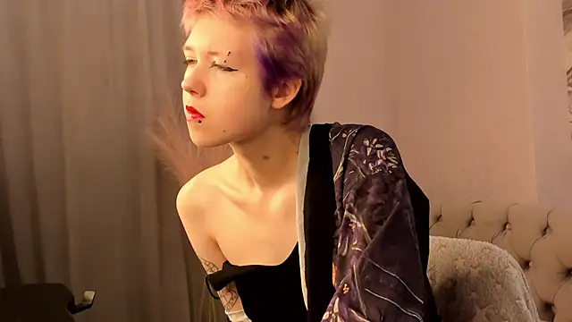 Snapshot of CarolineRichter chatting on 10.18.25 CarolineRichter online show from 10.18.25