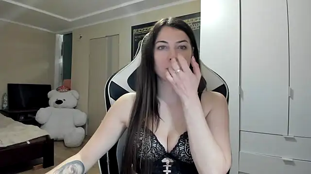 EmiLovsi online show from 10.27.25