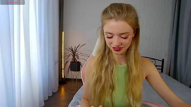 Snapshot of KelsiWest chatting on 09.21.25 KelsiWest online show from 09.21.25