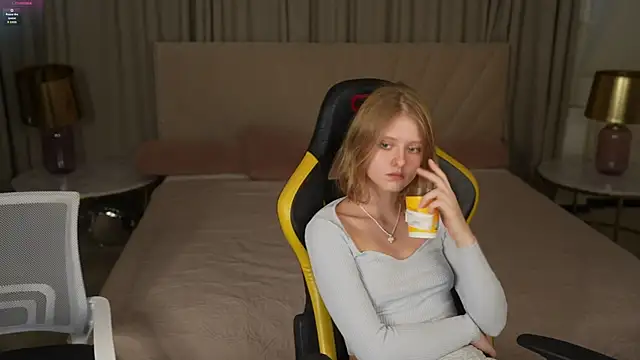 Snapshot of Esmie_Smile chatting on 10.11.25 Esmie Smile online show from 10.11.25