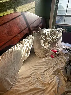 caramel  cremes online show from 11.10.25