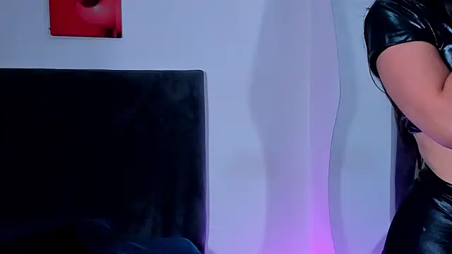 Snapshot of saramikaelson chatting on 11.19.25 saramikaelson online show from 11.19.25