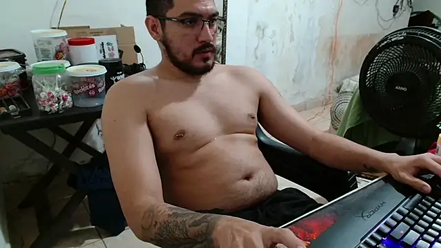 Snapshot of Leonino231 chatting on 11.25.25 Leonino231 online show from 11.25.25