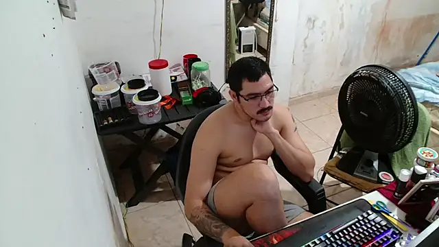 Snapshot of Leonino231 chatting on 12.16.25 Leonino231 online show from 12.16.25