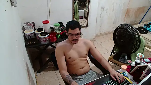 Snapshot of Leonino231 chatting on 12.17.25 Leonino231 online show from 12.17.25