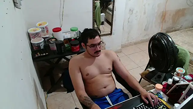 Snapshot of Leonino231 chatting on 12.18.25 Leonino231 online show from 12.18.25