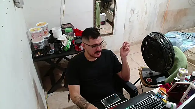 Snapshot of Leonino231 chatting on 12.20.25 Leonino231 online show from 12.20.25