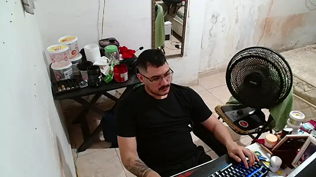 Snapshot of Leonino231 chatting on 12.20.25 Leonino231 online show from 12.20.25