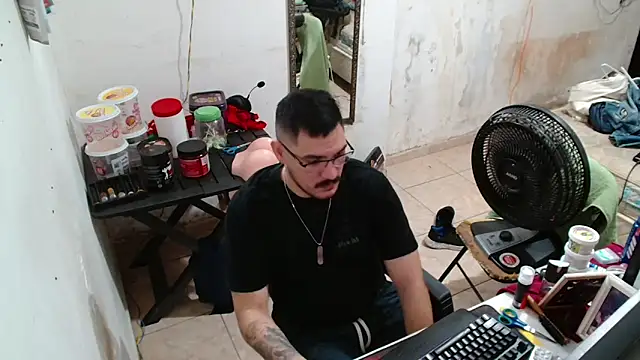 Snapshot of Leonino231 chatting on 12.21.25 Leonino231 online show from 12.21.25