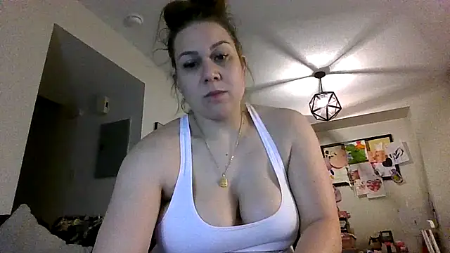 Snapshot of thedevinemama chatting on 06.07.26 thedevinemama online show from 06.07.26