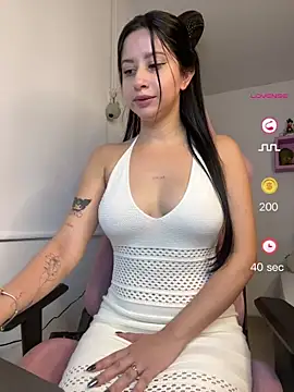 Snapshot of lucy_grey25 chatting on 05.31.26 lucy grey25 online show from 05.31.26