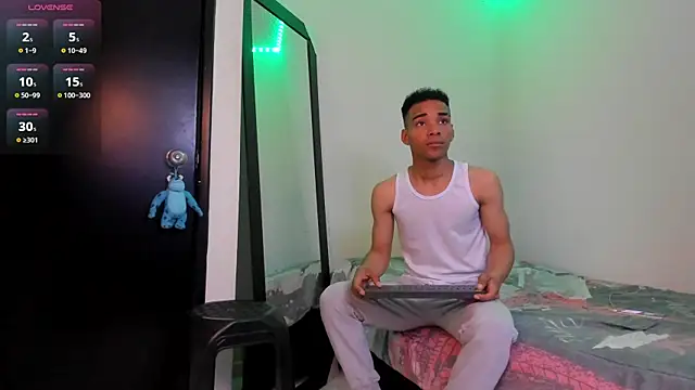 Snapshot of kenan_2601 chatting on 10.17.25 kenan 2601 online show from 10.17.25