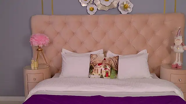 NoraHaynes online show from 12.20.25