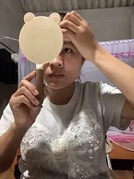 Snapshot of NhuFox chatting on 09.10.25 NhuFox online show from 09.10.25