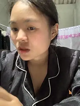 Snapshot of NhuFox chatting on 09.13.25 NhuFox online show from 09.13.25